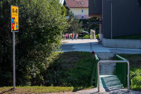 Arhitekturno oblikovane talne označbe za varnost otrok pri Podružnični šoli Višnja 7